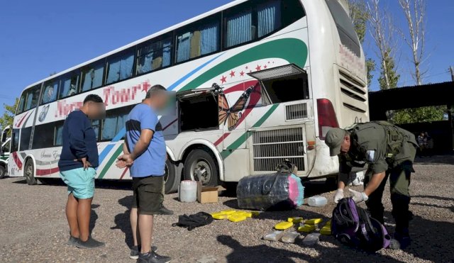 Incautaron droga y mercadería ilegal en un colectivo de mendoza