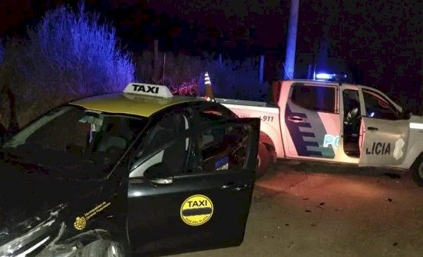 Un adolescente robó un taxi, chocó a un patrullero y fue detenido