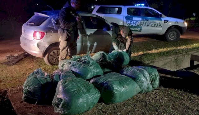 Desarticulan una banda criminal tras hallar gran cantidad de droga en un auto